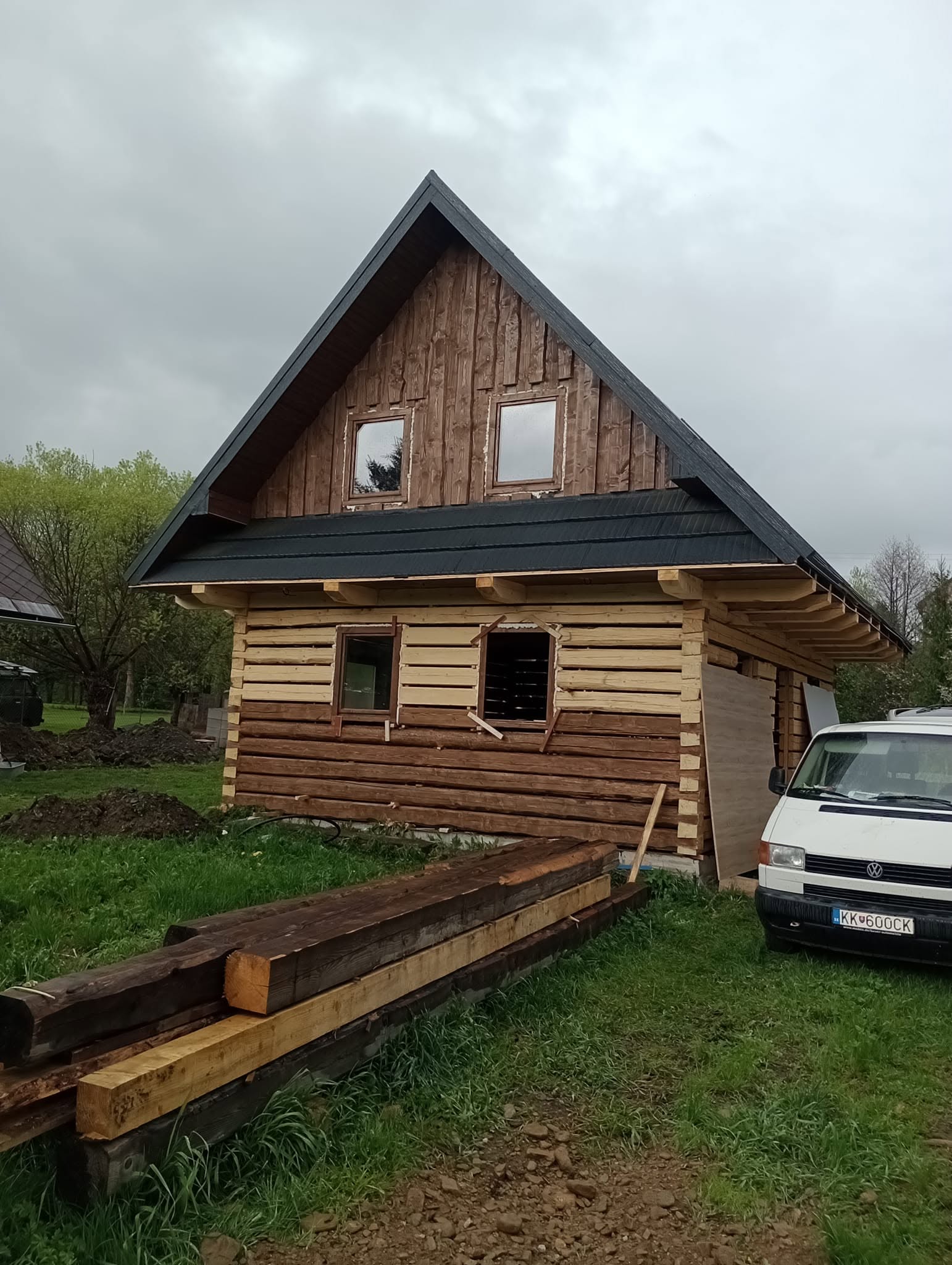 Stolár pri montáži kuchynskej linky v rodinnom dome