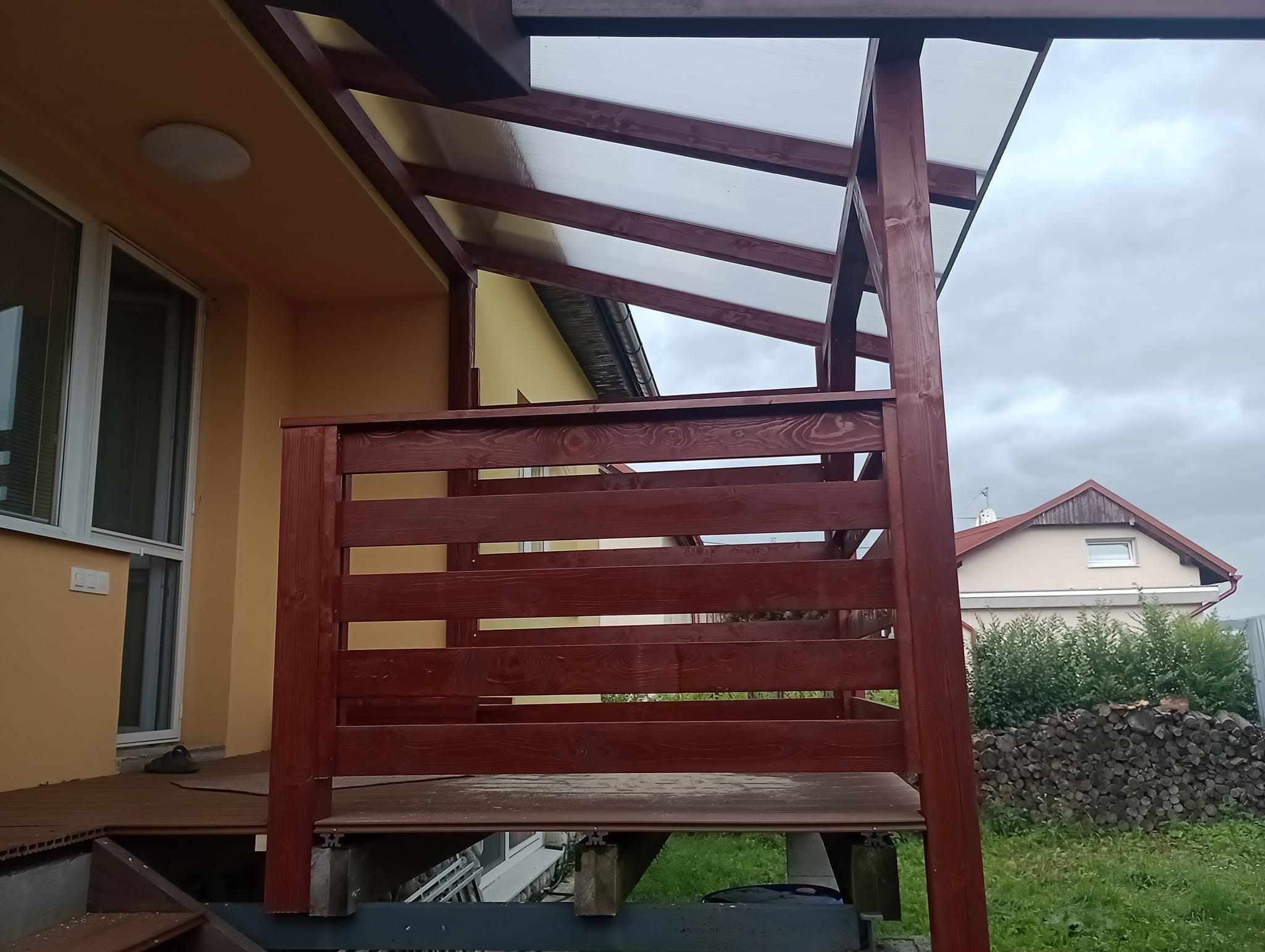 Drevená terasa s výhľadom na hory